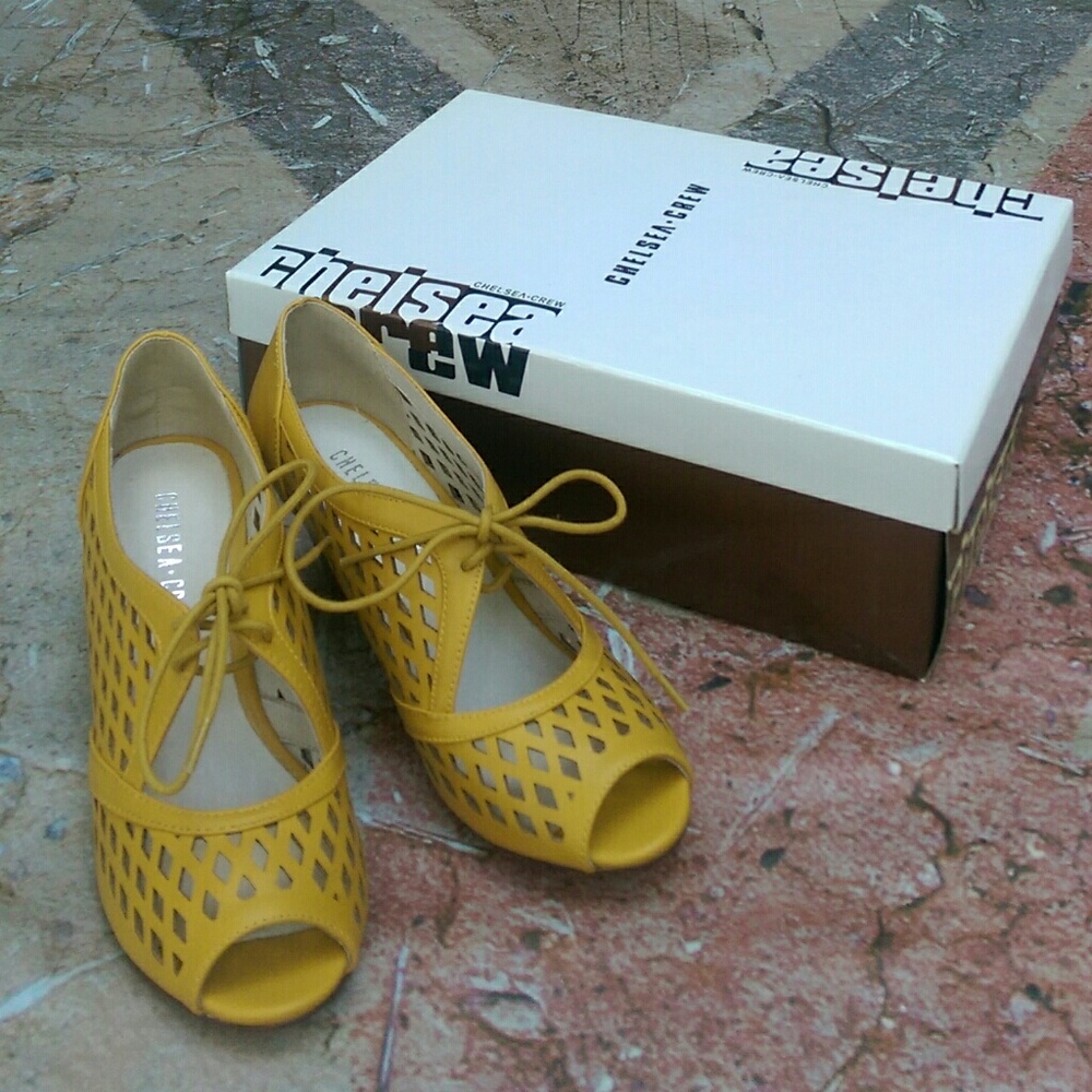 Mid-height peep-toe heels/mustard color